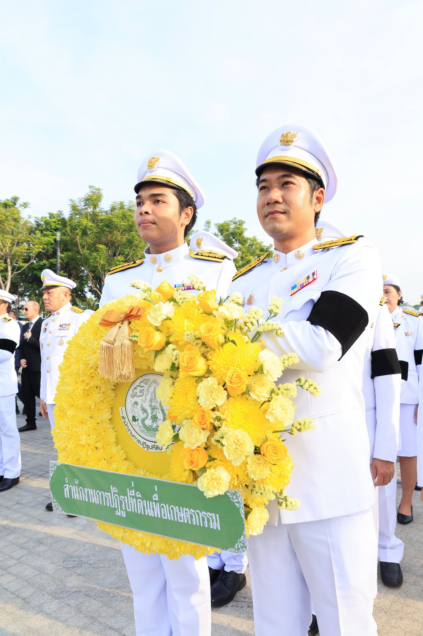 title - ส.ป.ก. ร่วมวางพวงมาลาถวายบังคมพระบรมราชานุสาวรีย์พระบาทสมเด็จพระบรมชนกาธิเบศร มหาภูมิพลอดุลยเดชมหาราช บรมนาถบพิตร เนื่องใน 